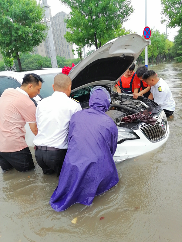 組織人員救援業(yè)主困在市政路上的車輛_副本.jpg